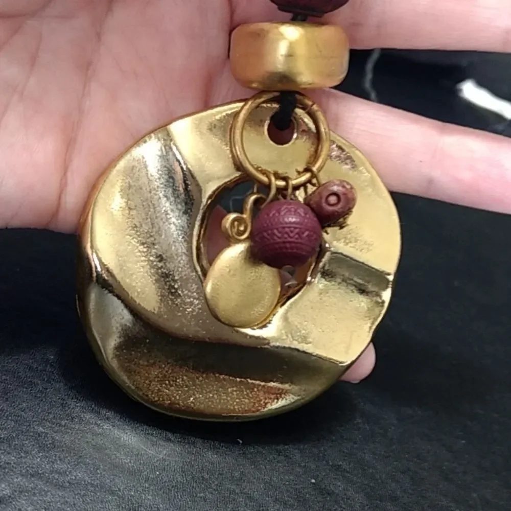 Long gold tone pendant necklace 42